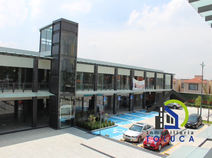 Bonita plaza comercial en Metepec